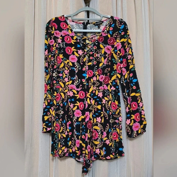 Express Pants - Express Black Floral Print Romper, Long Sleeves, Lightweight, V-Neck, Sz 12, EUC